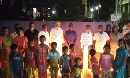 ஒடிசா ரெயில் விபத்தில் 275 பேர் பலி- கிராமமக்கள் மெழுகுவர்த்தி ஏற்றி அஞ்சலி