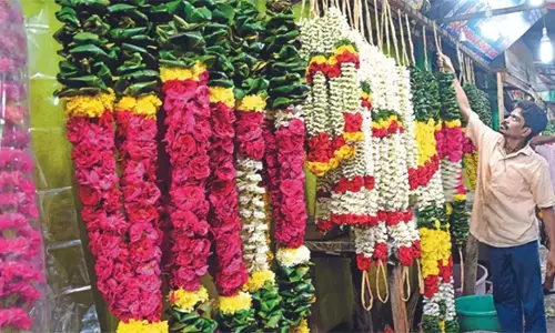 சேலம் போஸ் மைதானத்தில் பூக்கடைகளை அகற்ற எதிர்ப்பு