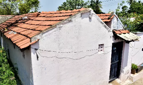 மளிகை கடைக்காரர் வீட்டில் 20 பவுன் நகை-ரூ.50 ஆயிரம் கொள்ளை