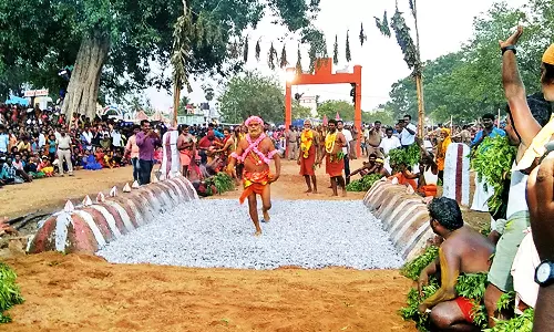 சிவகிரியில் திரவுபதி அம்மன் கோவில் பூக்குழித் திருவிழா