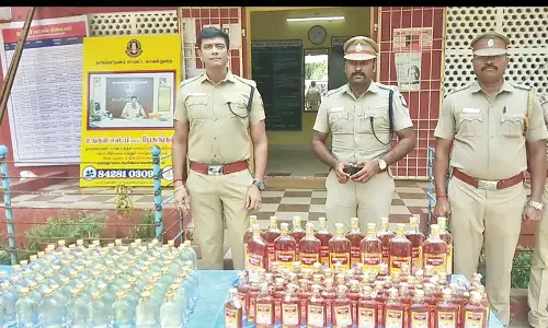 நாகைக்கு கடத்தி வரப்பட்ட வெளிமாநில மதுபாட்டில்கள் பறிமுதல்