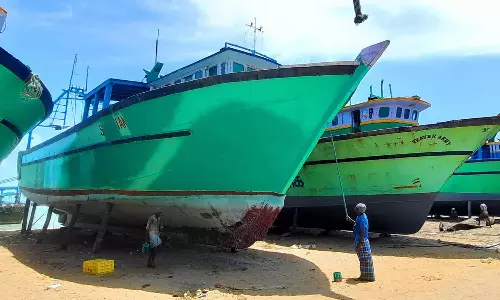 விசைப்படகுகள் பராமரிக்கும் பணி தீவிரம்