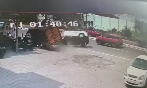 கோவை அருகே சாலையில் நின்ற சரக்கு ஆட்டோ மீது மோதி தலைகுப்புற கவிழ்ந்த கார்