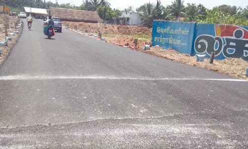 தற்காலிகமாக அமைக்கப்பட்ட மாற்றுப்பாதையில் தார்சாலை போடப்பட்டது