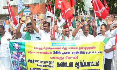 கோவையில் ரெயில் நிலையத்தை முற்றுகையிட்ட எஸ்.எப்.ஐ., டி.ஒய்.எப்.ஐ சங்கத்தினர்