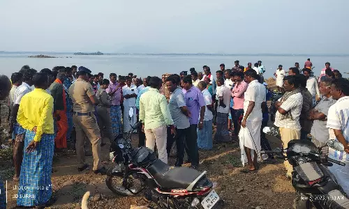 இருமடங்கு கூடுதல் கட்டணம் வசூலிக்க எதிர்ப்பு- பரிசல் இயக்க விடாமல் தடுத்து பொதுமக்கள் மீண்டும் ஆர்ப்பாட்டம்