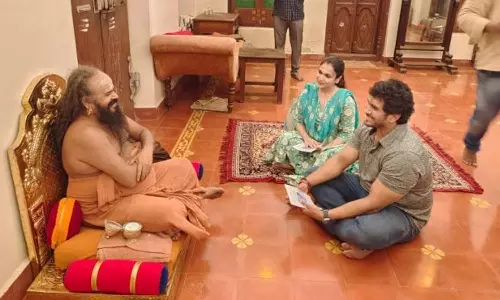 தருமை ஆதினத்திடம் ஆசி பெற்ற சவுந்தர்யா ரஜினிகாந்த்