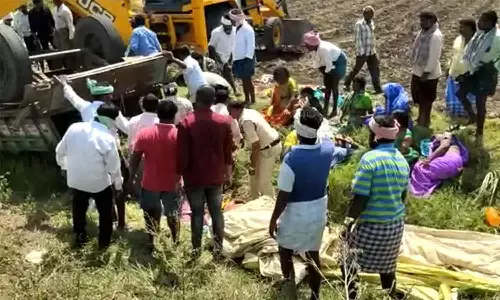 ஆந்திராவில் டிராக்டர் கவிழ்ந்து விபத்து- 6 பேர் உயிரிழப்பு