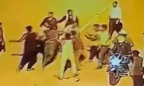 கேட்டை திறக்க இவ்வளவு நேரமா..? சுங்கச்சாவடியில் கடும் மோதல்.. ஊழியரை அடித்துக் கொன்ற கும்பல்