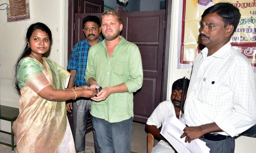 ரூ.8.03 லட்சத்தில் உதவித்தொகை