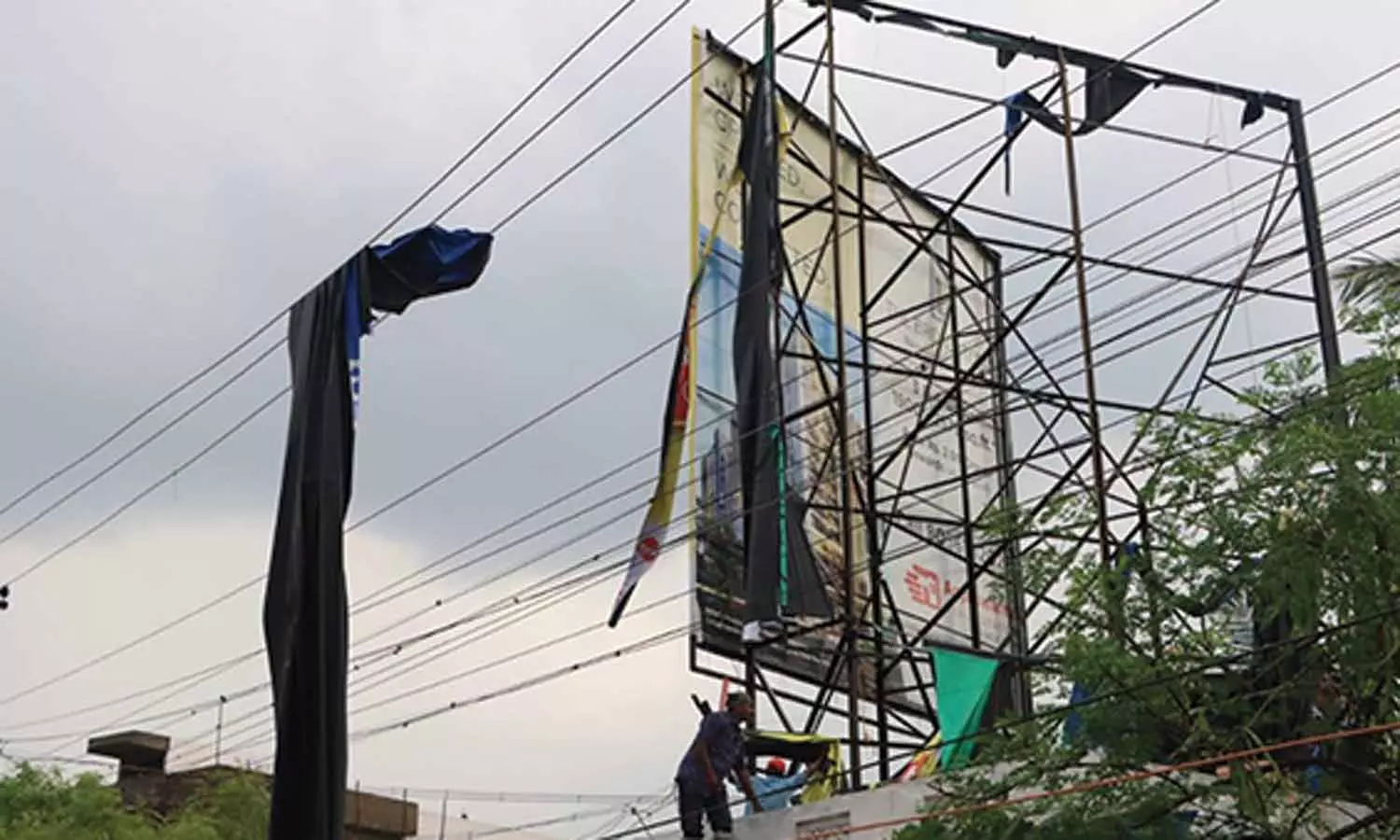 சூறைக்காற்றுடன் மழை- மின்கம்பத்தில் மரங்கள் முறிந்து விழுந்ததால் விடிய, விடிய மின் தடையால் கிராம மக்கள் தவிப்பு