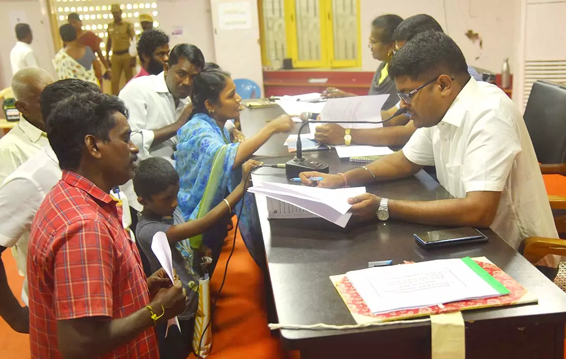 பொதுமக்களின் மனுக்கள் மீது சிறப்பு கவனம் செலுத்த வேண்டும்-கலெக்டர் அறிவுறுத்தல்