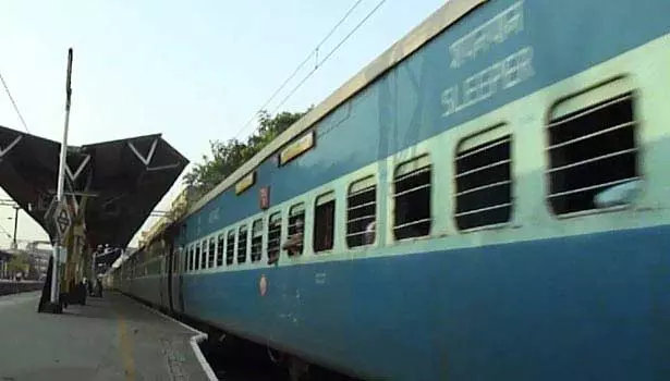 காதலி பேசாததால் ஆத்திரம்- திருப்பத்தூரில்  ரெயில்வே சிக்னலை உடைத்த வாலிபர்