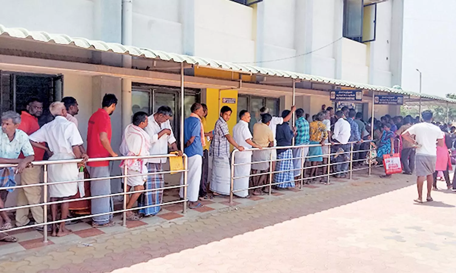 தென்காசி அரசு மருத்துவமனையில் மாத்திரை வாங்க நீண்ட வரிசையில் காத்திருக்கும் பொதுமக்கள்