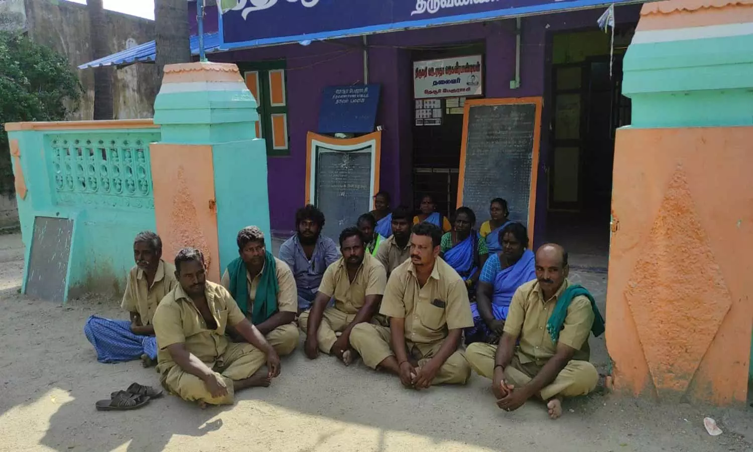 தூய்மை பணியாளர்கள் திடீர் போராட்டம்