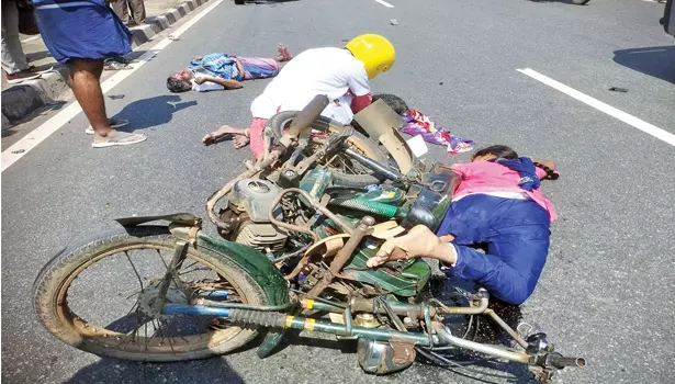 உத்தமசோழபுரம் அருகே மொபட் மீது கார் மோதி தாய் - மகள் பரிதாப சாவு