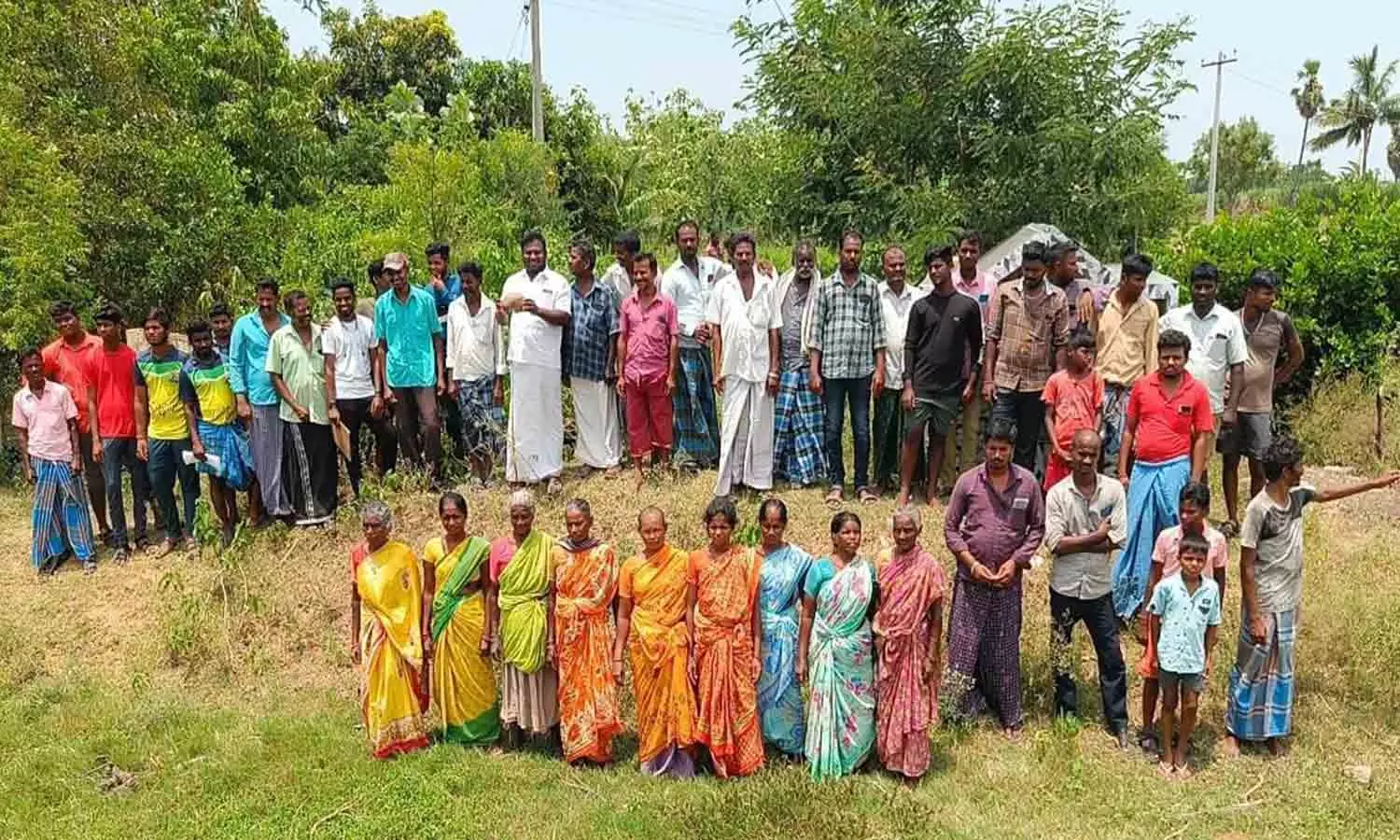 மயானத்திற்கு சாலை வசதி கேட்டு மண்டை ஓட்டுடன் பொதுமக்கள் நூதன போராட்டம் மயானத்திற்கு சாலை வசதி கேட்டு மண்டை ஓட்டுடன் பொதுமக்கள் நூதன போராட்டம்