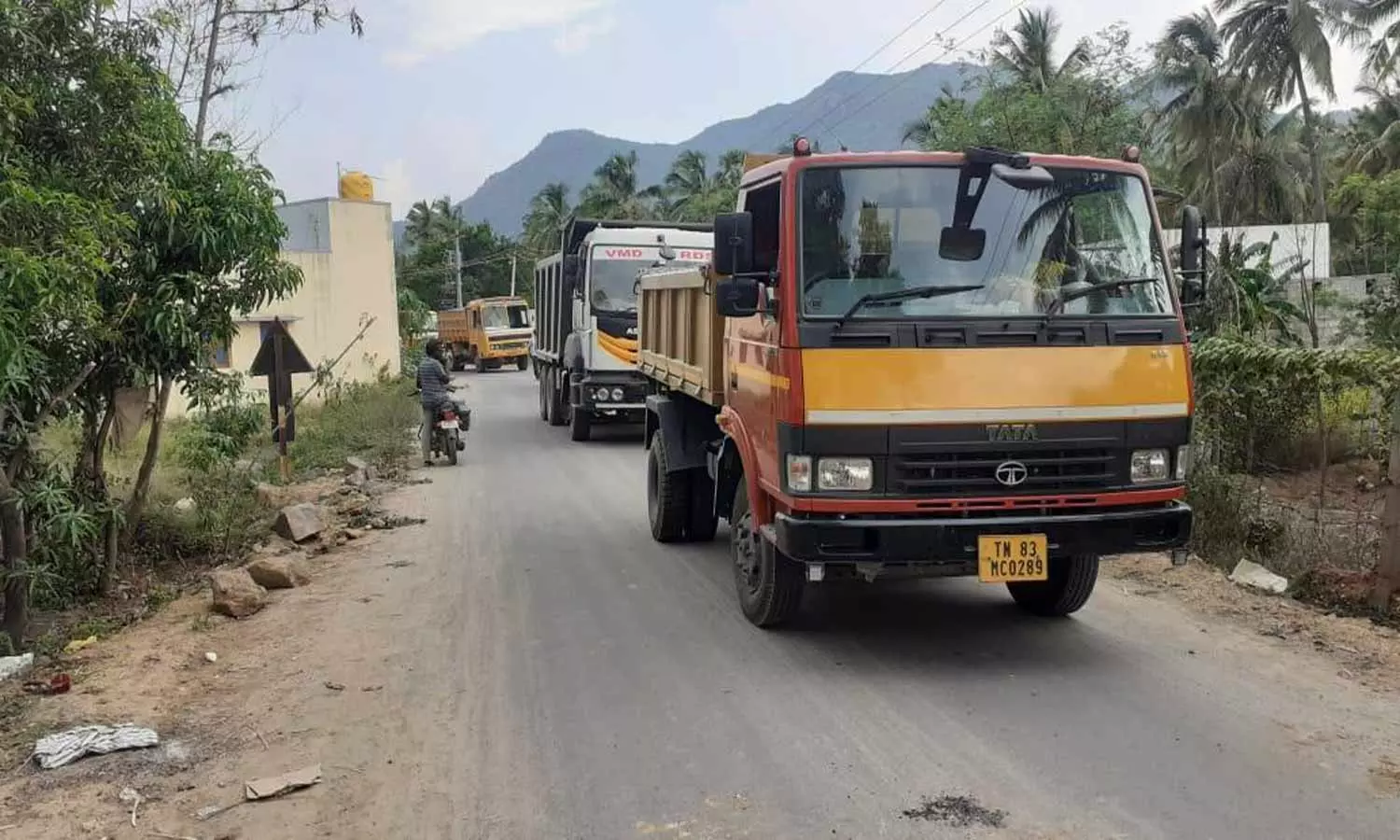 லாரிகளை சிறை பிடித்து பொதுமக்கள் போராட்டம்