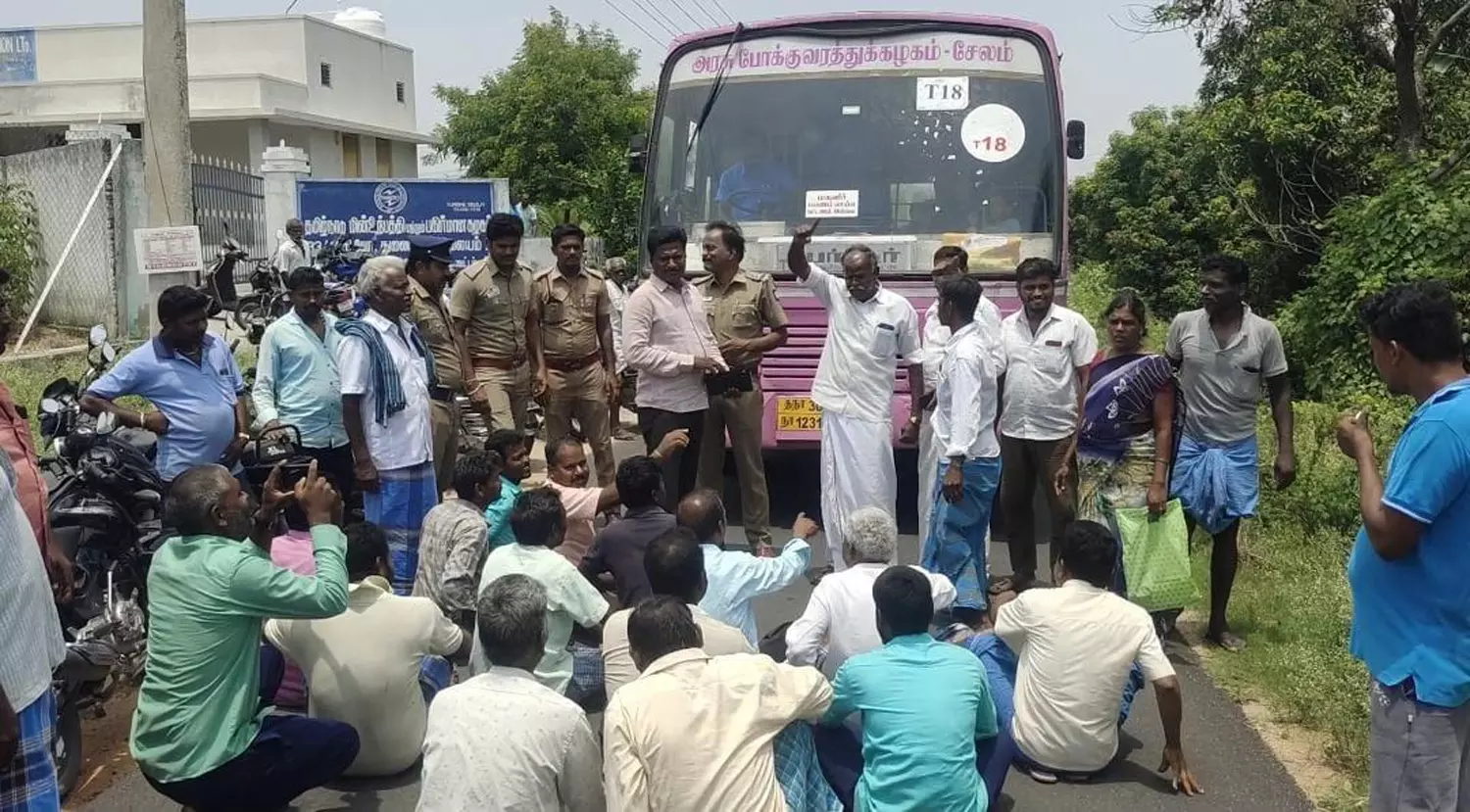 மின் கட்டணம் அதிகமாக வந்ததால் பஸ்சை சிறை பிடித்து மறியல்