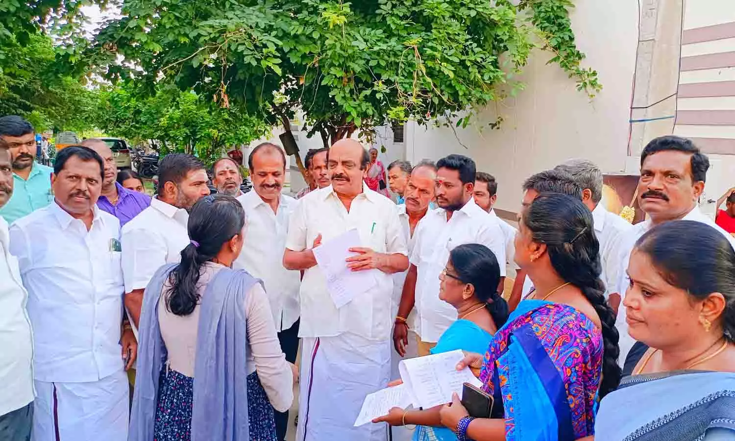 திருப்பூர் அடுக்குமாடி குடியிருப்பில் எம்.எல்.ஏ. ஆய்வு - பொதுமக்களிடம் குறைகளை கேட்டறிந்தார்