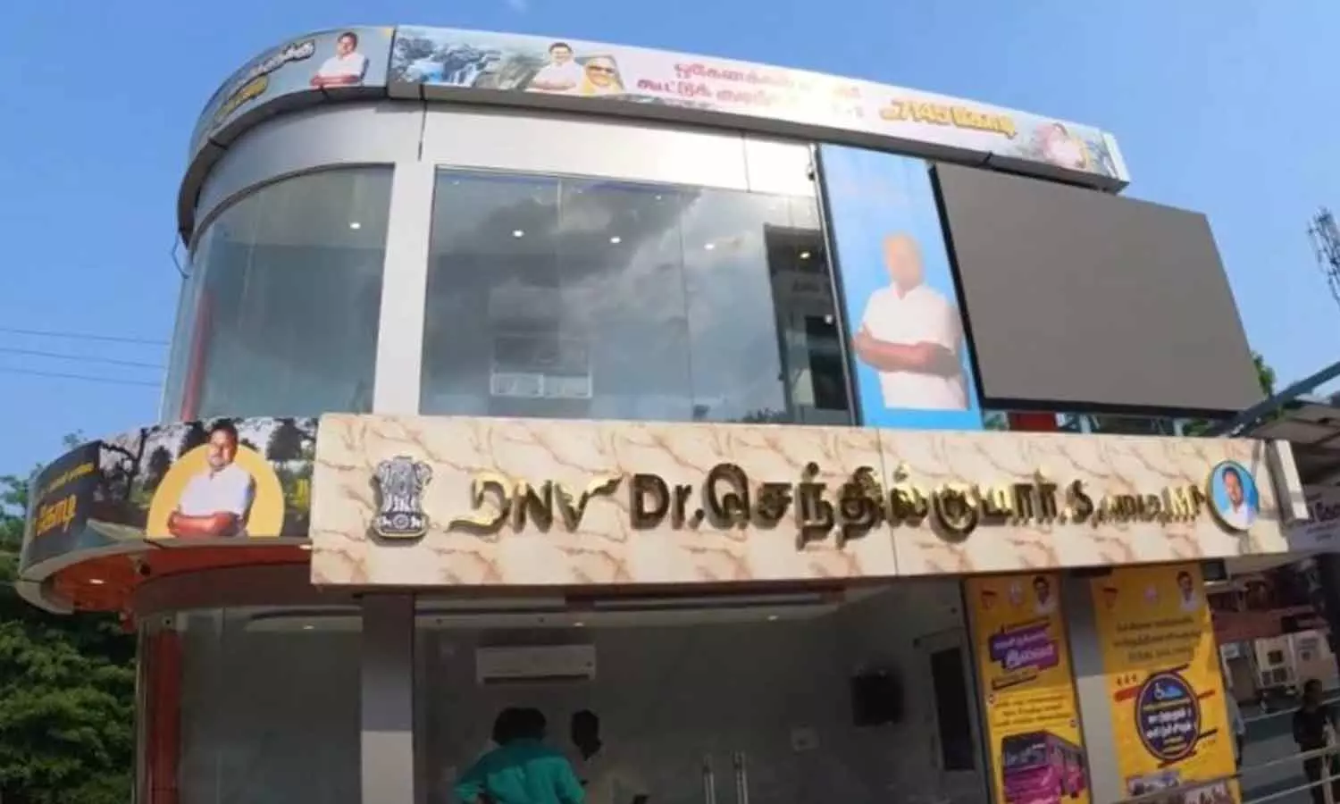 தொகுதி மேம்பாட்டு நிதியில் அதிநவீன இரண்டு அடுக்கு பேருந்து நிழற்கூடம் கட்டி கொடுத்த தர்மபுரி எம்பி தொகுதி மேம்பாட்டு நிதியில் அதிநவீன இரண்டு அடுக்கு பேருந்து நிழற்கூடம் கட்டி கொடுத்த தர்மபுரி எம்பி