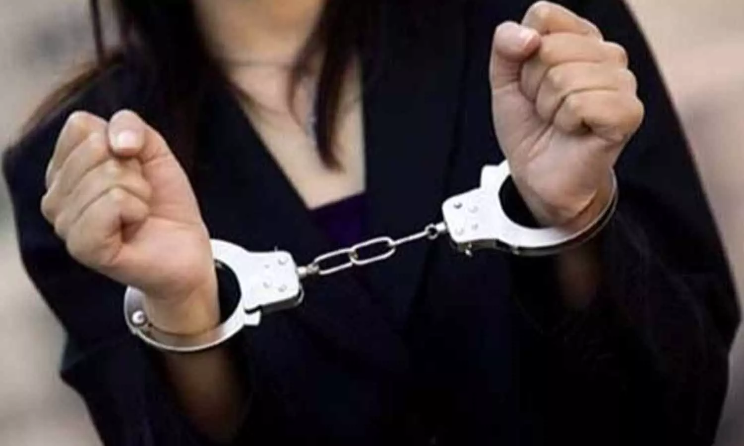 வயது குறைந்த நபருடன் தொடர்பு: கள்ளக்காதலனை, மகளுடன் சேர்ந்து தாக்கிய பெண்