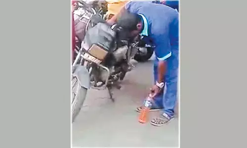 2,000 ரூபாய் நோட்டை வாங்க மறுத்து மோட்டார் சைக்கிளில் நிரப்பிய பெட்ரோலை உறிஞ்சி எடுத்த ஊழியர்