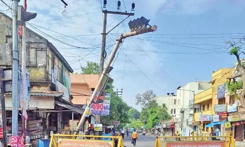 கிழக்கு கடற்கரை சாலையில் தொங்கும்  போக்குவரத்து சிக்னல் தூண்