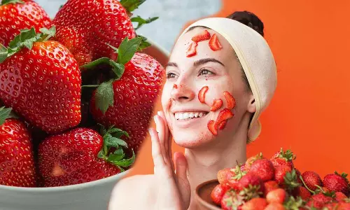 சரும அழகை அதிகரிக்க ஸ்ட்ராபெர்ரியை சாப்பிடுவது, சருமத்திற்கு பயன்படுத்துவது எப்படி?