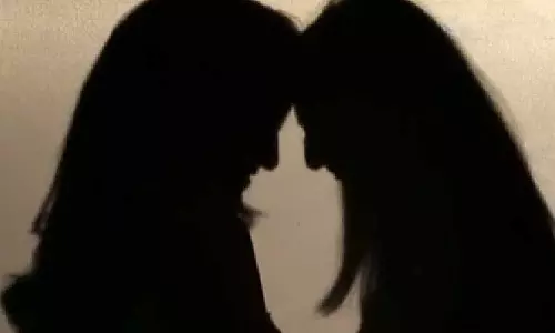 கண்ணை மறைத்த ஓரின காமம்- 3 குழந்தைகளின் தாயுடன் இளம்பெண் மீண்டும் ஓட்டம்