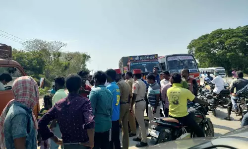 பஸ்கள் நிறுத்தாததை கண்டித்து பொதுமக்கள் சாலை மறியல்