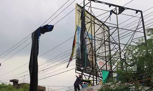 சூறைக்காற்றுடன் மழை- மின்கம்பத்தில் மரங்கள் முறிந்து விழுந்ததால் விடிய, விடிய மின் தடையால் கிராம மக்கள் தவிப்பு