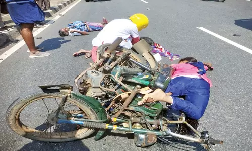 உத்தமசோழபுரம் அருகே மொபட் மீது கார் மோதி தாய் - மகள் பரிதாப சாவு