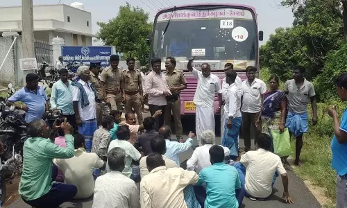 மின் கட்டணம் அதிகமாக வந்ததால் பஸ்சை சிறை பிடித்து மறியல்