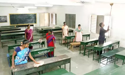 திருவாரூரில், பள்ளி வளாகங்களை தூய்மைப்படுத்தும் பணி தீவிரம்