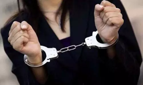 வயது குறைந்த நபருடன் தொடர்பு: கள்ளக்காதலனை, மகளுடன் சேர்ந்து தாக்கிய பெண்