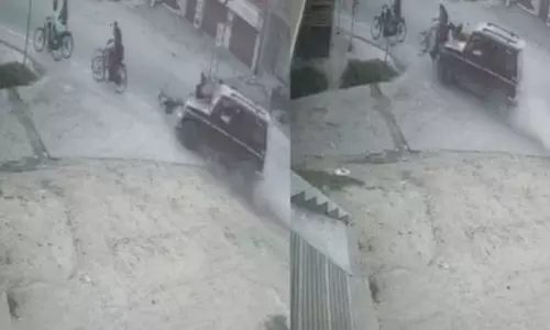 சைக்கிளில் சென்ற மாணவிகள் மீது வேகமாக மோதிய கார்- பதற வைக்கும் சிசிடிவி காட்சி