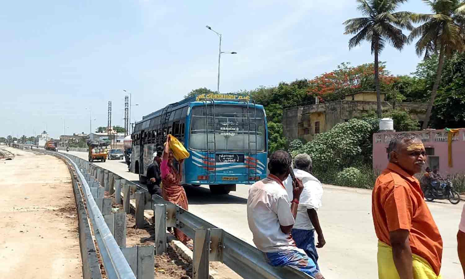 மேம்பாலத்தில்  வாகனங்கள் செல்வதால்  பயணிகள் அவதி