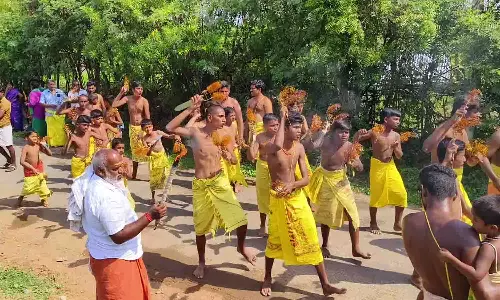 திருப்பூரில் அம்மன் கோவிலில் இளைஞர்கள் கத்தி போட்டு ரத்த காணிக்கை