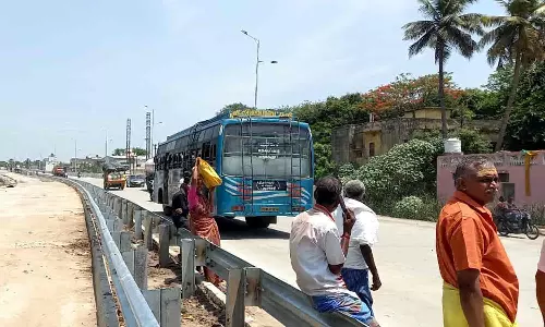 மேம்பாலத்தில்  வாகனங்கள் செல்வதால்  பயணிகள் அவதி