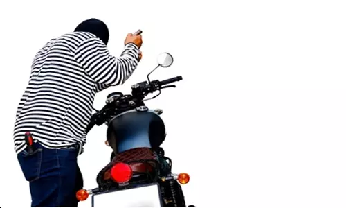 நாகரில் போலீசார் போட்ட பூட்டை உடைத்து மோட்டர் சைக்கிளை எடுத்து சென்ற வாலிபர் சிக்கினார்