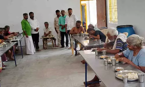 மங்கலத்தில் காயிதே மில்லத் பிறந்தநாளையொட்டி அன்னதானம்