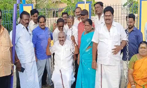 திண்டிவனத்தில்  ரூ.43 லட்சம் மதிப்பில் குழந்தைகள் விளையாட்டு பூங்கா:  ஊஞ்சல் விளையாடிய அமைச்சர்