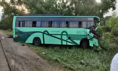 உளுந்தூர்பேட்டை அருகே டிரெய்லர் லாரி மீது மோதிய அரசு சொகுசு பஸ்: உடல் நசுங்கி டிரைவர் பலி