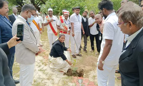 மரக்கன்றுகள் நடும் நிகழ்ச்சி