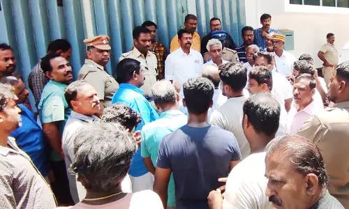 ஜி.எஸ்.டி. அலுவலகத்தை முற்றுகையிட்ட வியாபாரிகள்- விசாரணைக்கு அழைத்து சென்றவர்களை விடுவிக்க வலியுறுத்தல்