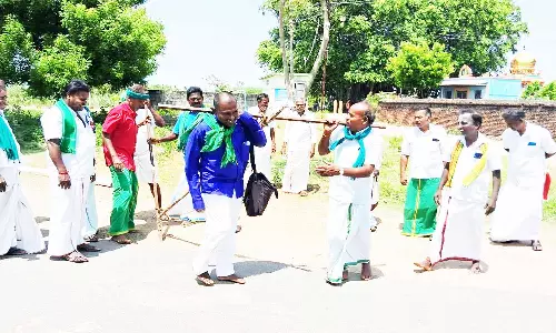 விவசாயிகள் நூதன முறையில் ஆர்ப்பாட்டம்