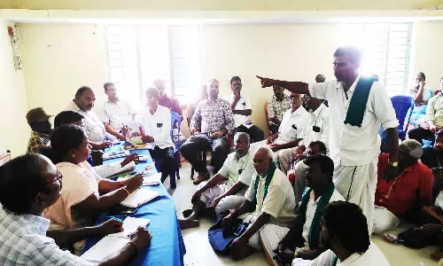 விவசாயிகளுக்கும் அதிகாரிக்கும் இடையே கடும் வாக்குவாதம்