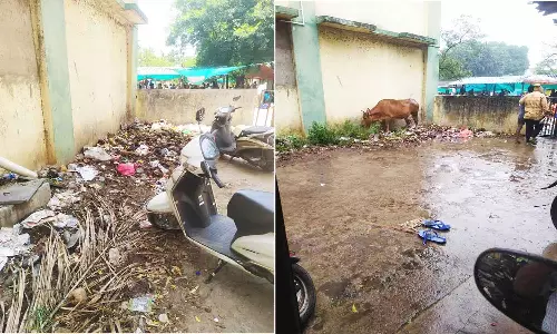 உழவர் சந்தையில் அகற்றாமல் இருக்கும் குப்பையால் சுகாதார சீர்கேடு