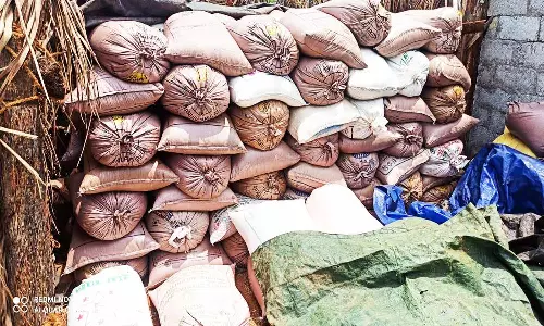 வீட்டில் பதுக்கி வைத்திருந்த 7½ டன் ரேசன் அரிசி பறிமுதல்